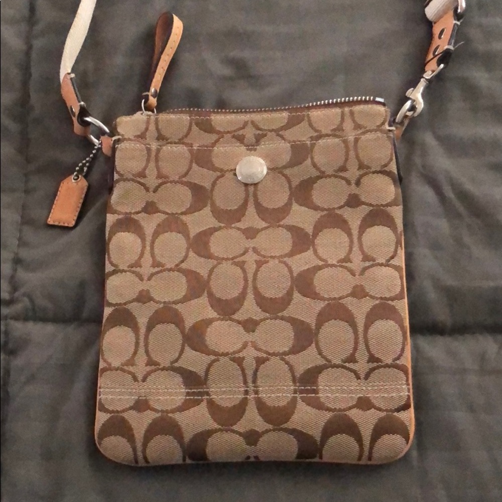 Coach - SIGNATURE SWING PACK (Khaki Brown/Camel)